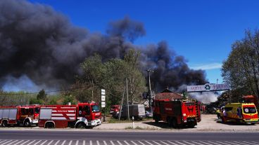 A heves szélben gyorsan terjedt a tűz a Debrecen határában kigyulladt MÉH-telepen