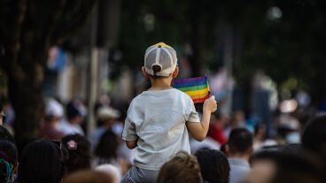 Az Erzsébet híd szivárványzászlói miatt adott ki közleményt a Mi Hazánk