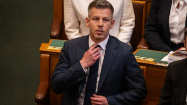 Magyar Péter igazi nehéztüzérséget vet be a kimenekített milliárdok visszaszerzéséért