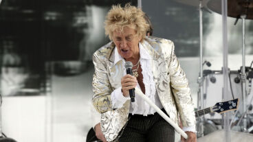 Majdnem összeesett a színpadon Rod Stewart, oxigénpalackot kellett vinni neki