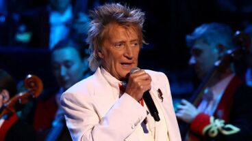 Majdnem összeesett a színpadon Rod Stewart, oxigénpalackot kellett vinni neki - videó