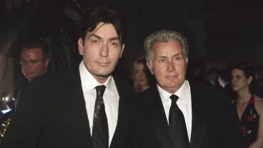 Apa és fia közel 30 év után ismét együtt dolgoznak: Martin Sheen és Charlie Sheen közös sorozattal érkeznek
