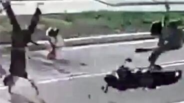 Át akart gurulni a zebrán a rolleres, ezt az ütközést soha nem felejti el – videó