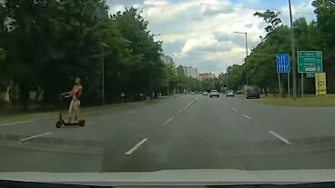 Pont a rendőrök elé hajtott ki az ittas rolleres