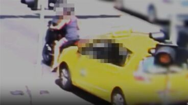 Videón a pesti a taxis, aki bosszúból nekiment az őt pofán vágó motorosnak